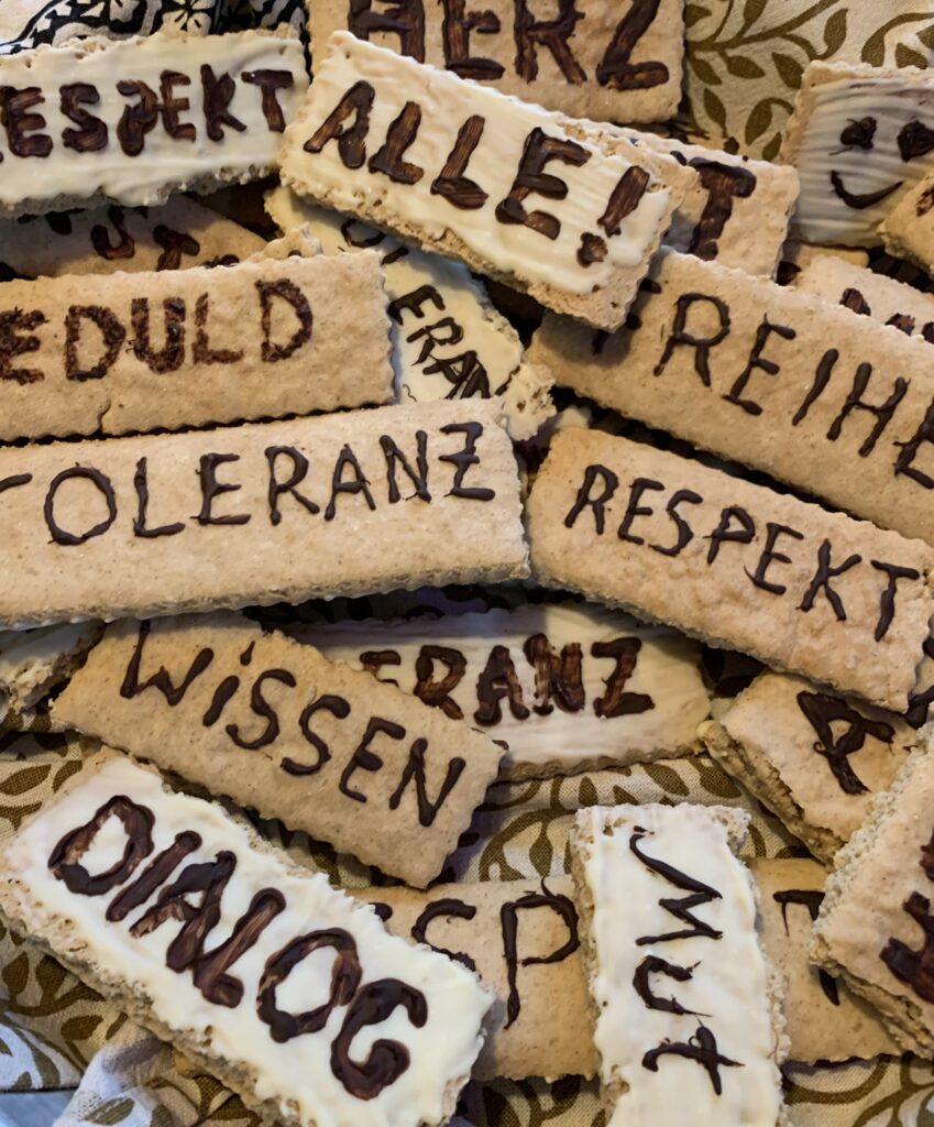 Kekse mit Begriffen zum Thema Demokratie in Schokoladenschrift