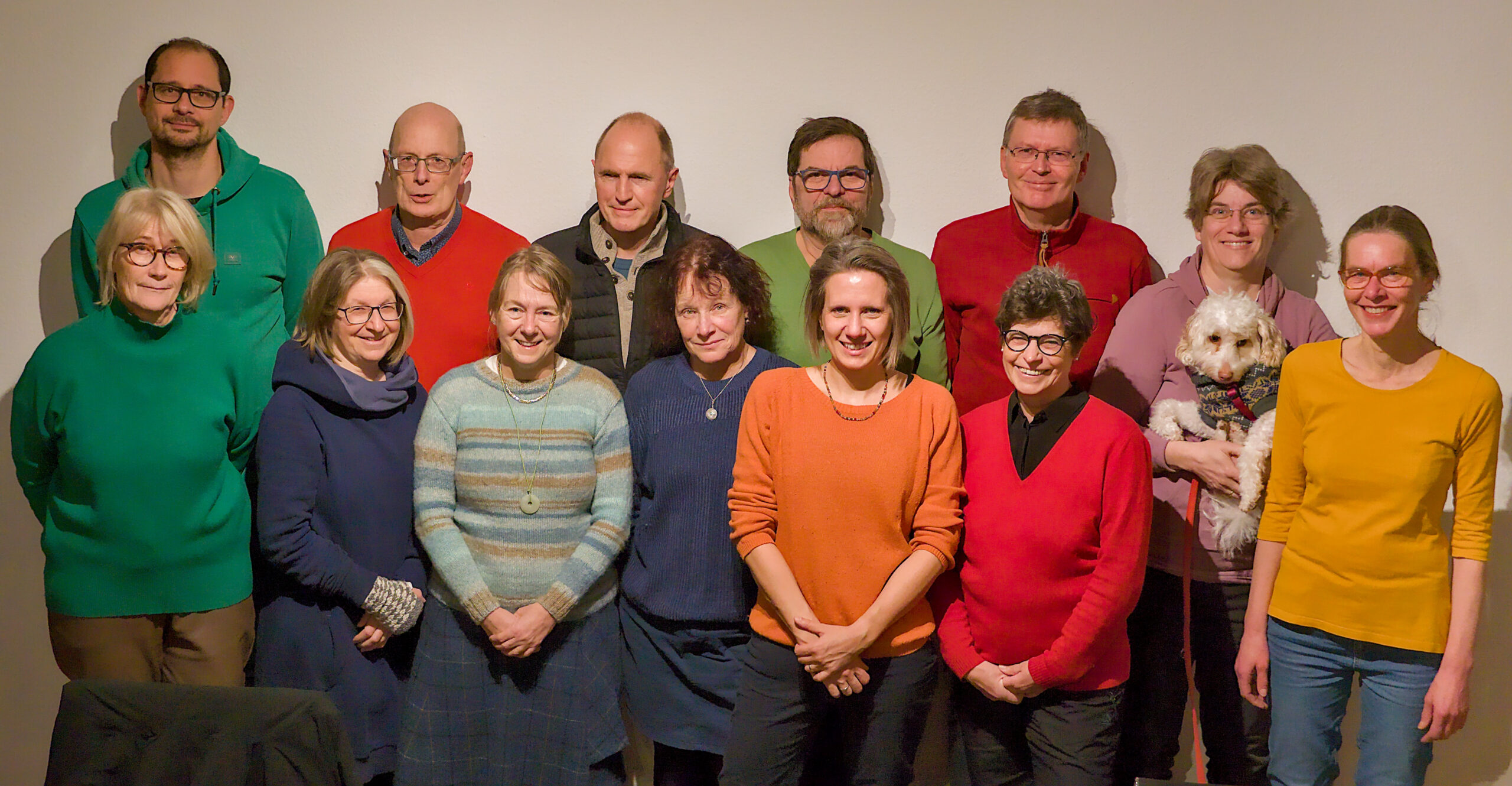 Gruppenbild mit 13 Personen und Hund